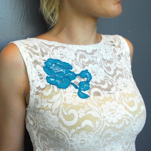 Stretch Lace Top With Floral Applique - Picture 3 of 6